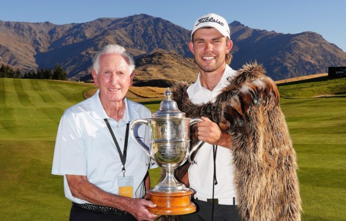 Four-time New Zealand Open winner Sir Bob Charles with the 2019 champion, Zack Murray. (Credit: Photosport)