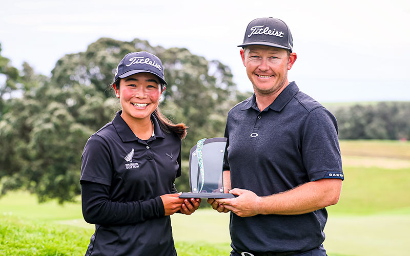 Momoka Kobori with Taranaki Open winner Kieran Muir (NZ Golf)