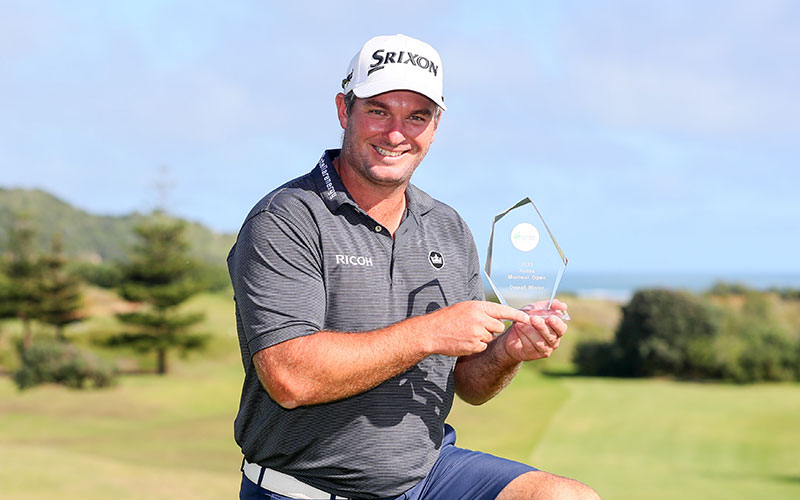 Ryan Fox with the Autex Muriwai Open trophy (Golf NZ)